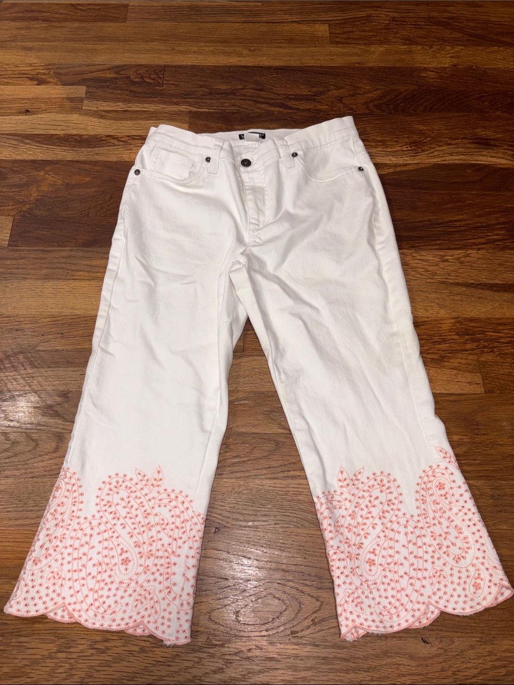VENUS White Cropped Jeans with Coral Embroidery